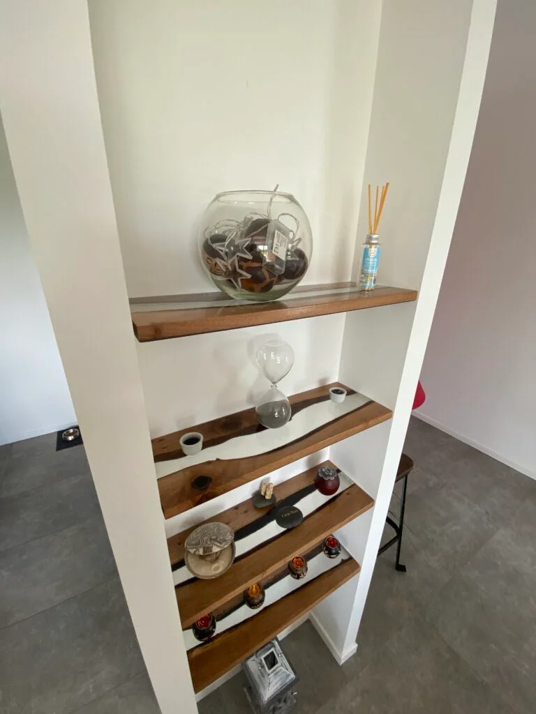 Étagères en bois avec rivière de résine