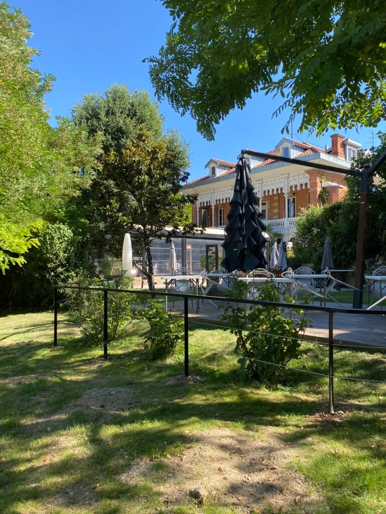 Garde-corps métal avec câbles dans jardin