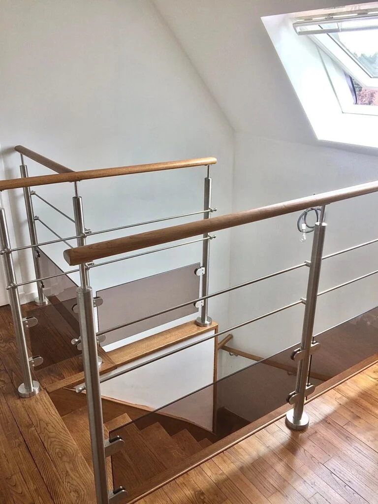 Garde-corps inox et bois dans escalier intérieur