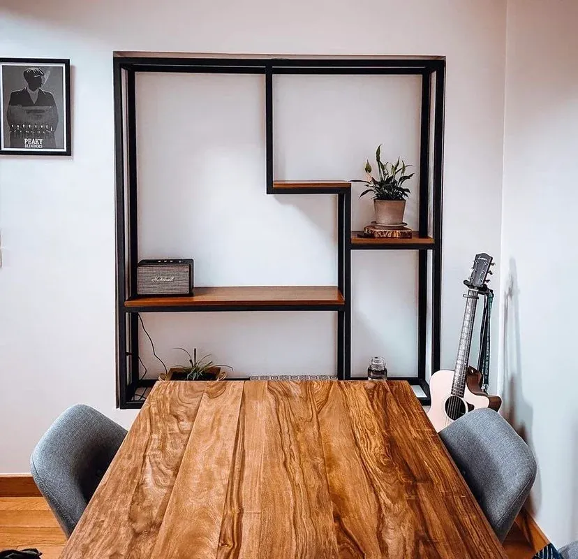 Étagère murale en bois massif et métal noir de style industriel, création sur mesure ManufactureVB Toulouse