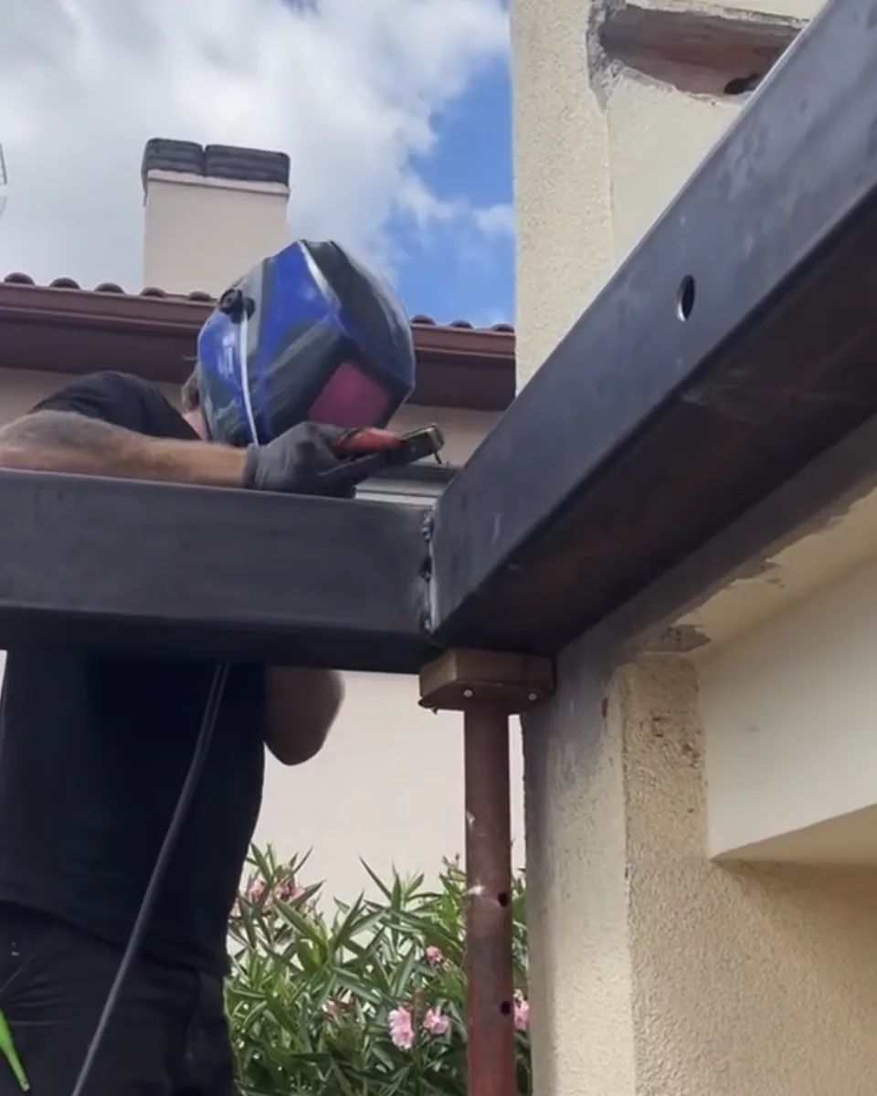 Vincent Batini soudant la structure métallique d'un balcon suspendu sur un chantier à Toulouse